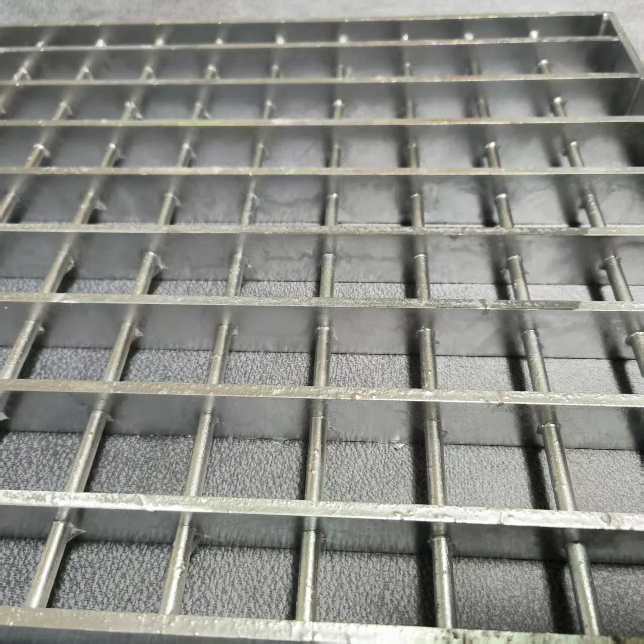 Type SL Swage-Locked Steel Bar Grating Used in Floors, Walkways, Platforms and Bridge Decking