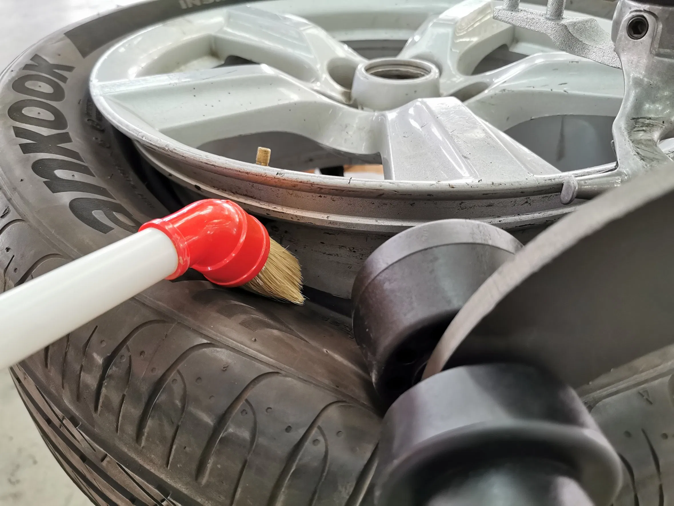 Щетка для чистки шин автомобиля