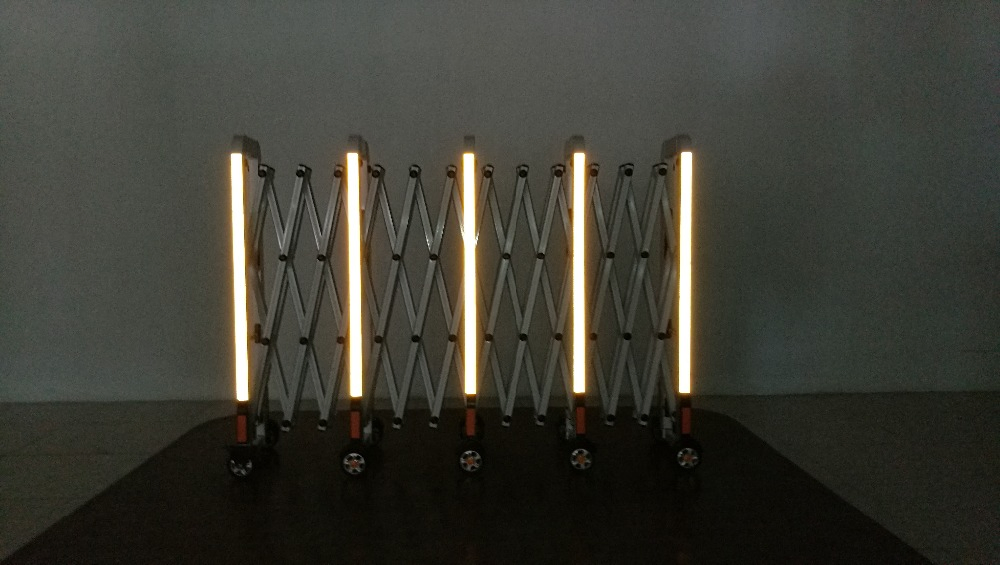 Versatile Roadside Accordion Barrier with Innovative Aluminum Design