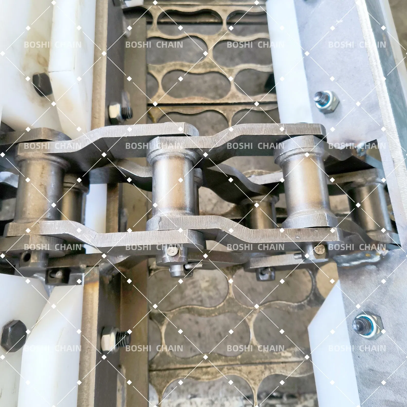 Low-Friction Welded Bent Plate Chain with Nylon Plates Reduces Noise in Warehouse Conveyors