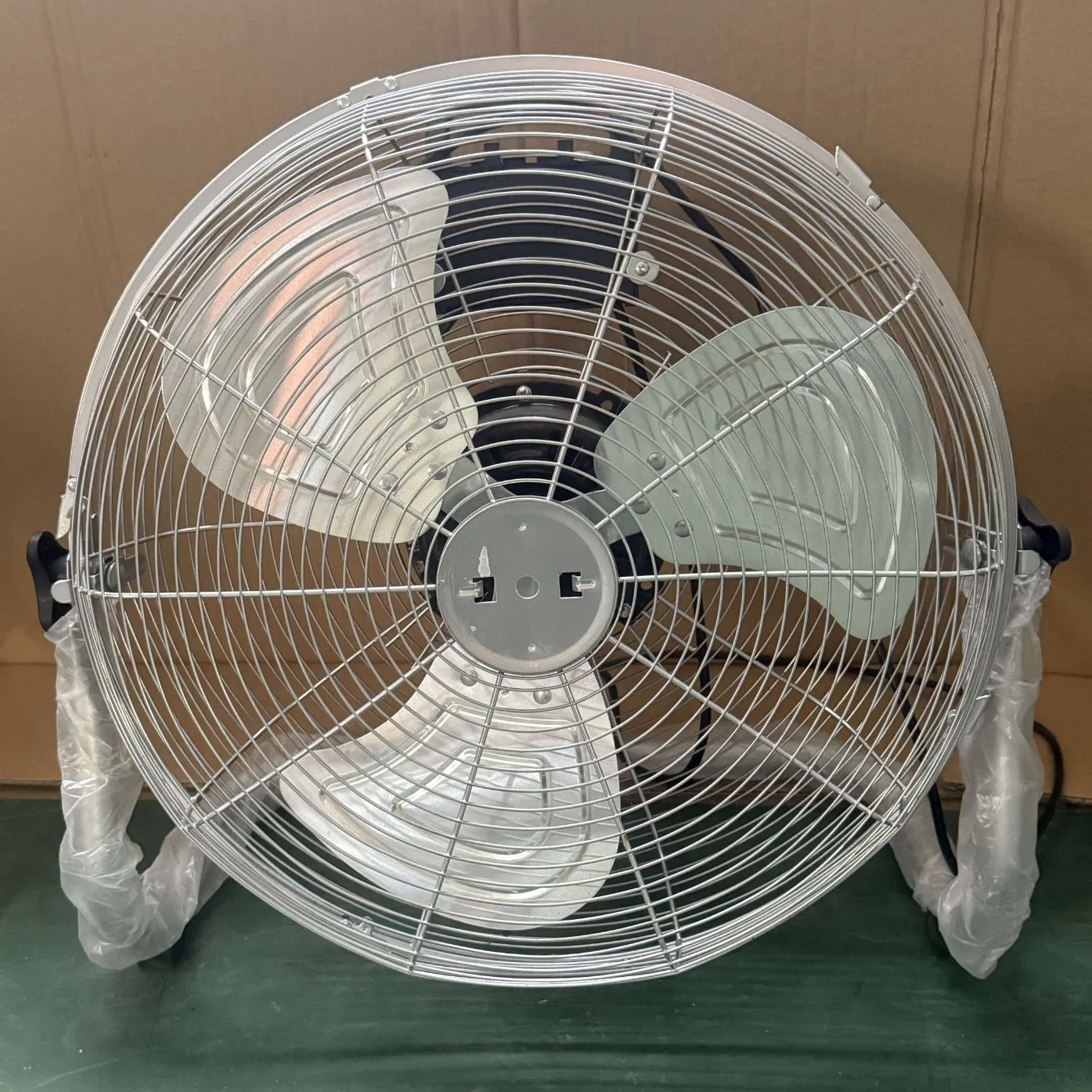 16 Inch Commercial Free Standing Metal Floor Fan Three-Speed High Wind Construction High Power