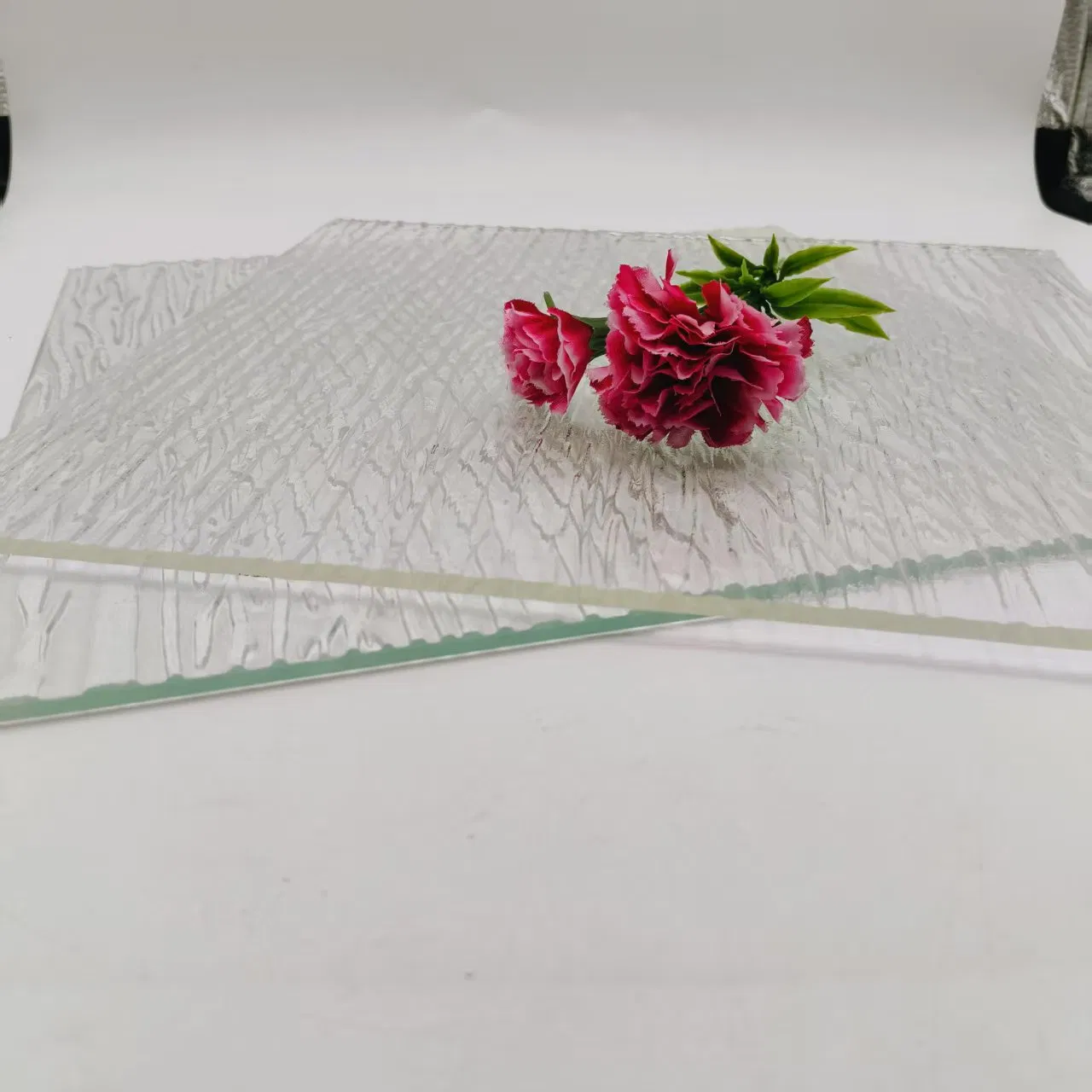 High Quality Ultra Clear Waterfall Patterned Glass for Building/Window/Partition/Door