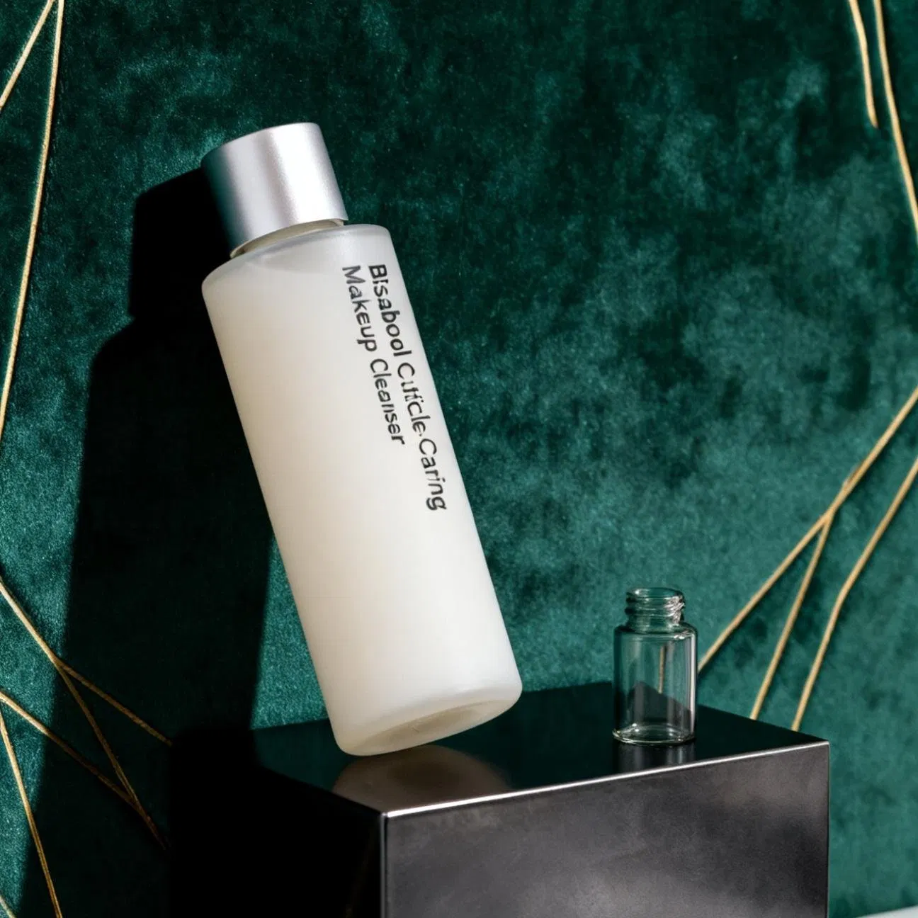 Micro-Particle Capturing and Soothing Face Cleanser with Moringa Seed Oil and Bisabolol for Deep Pore Cleansing