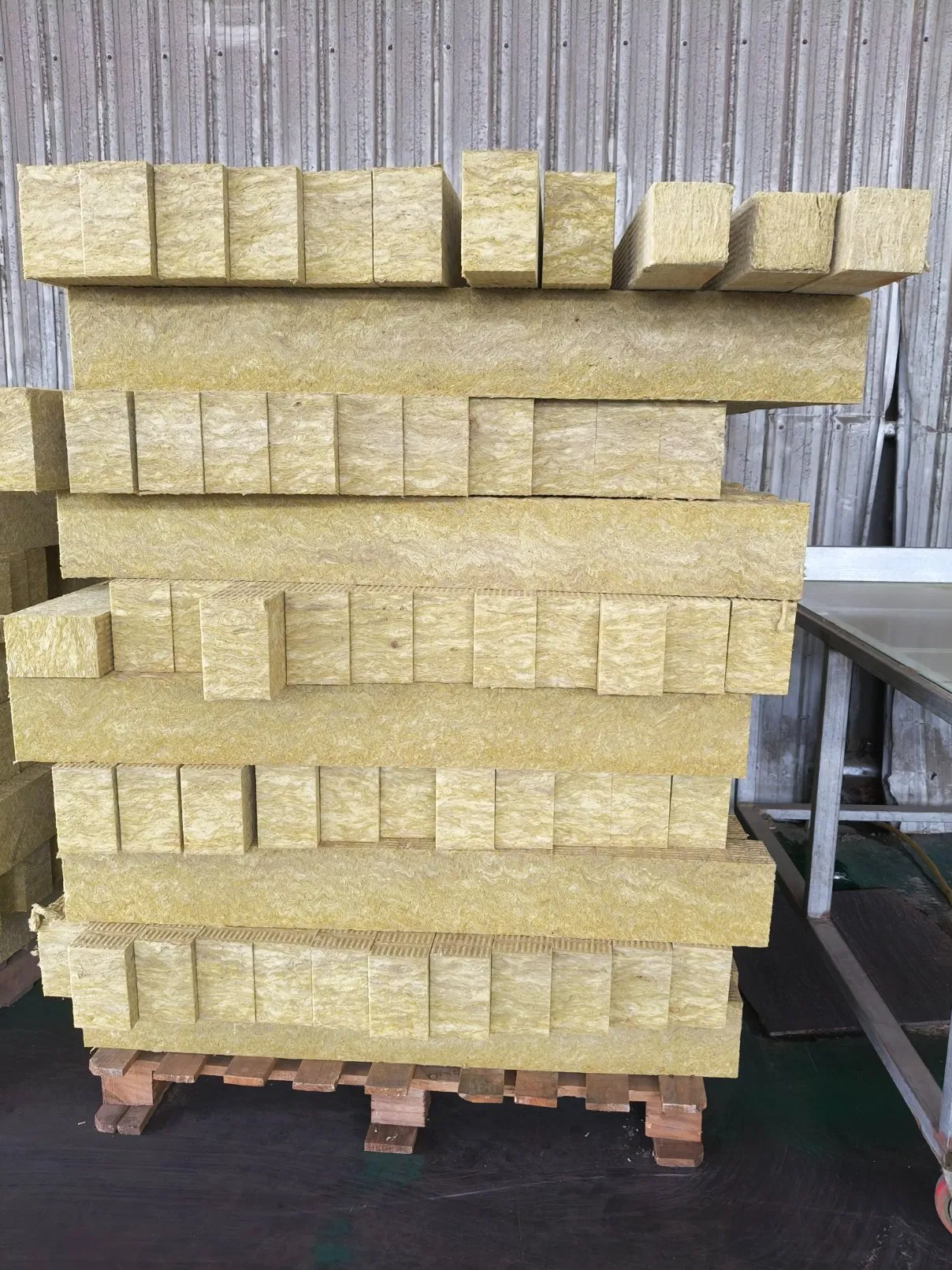 70kg/M³ 80kg/M3 90kg/M3 100kg/3 Insulation Materials Solid Acoustic Rock Wool Insulation for Hotel and Industrial Rock Wool Board Strip