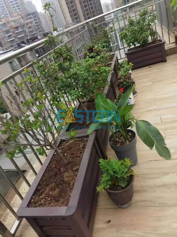 Металлическая подвесная клумба для балкона