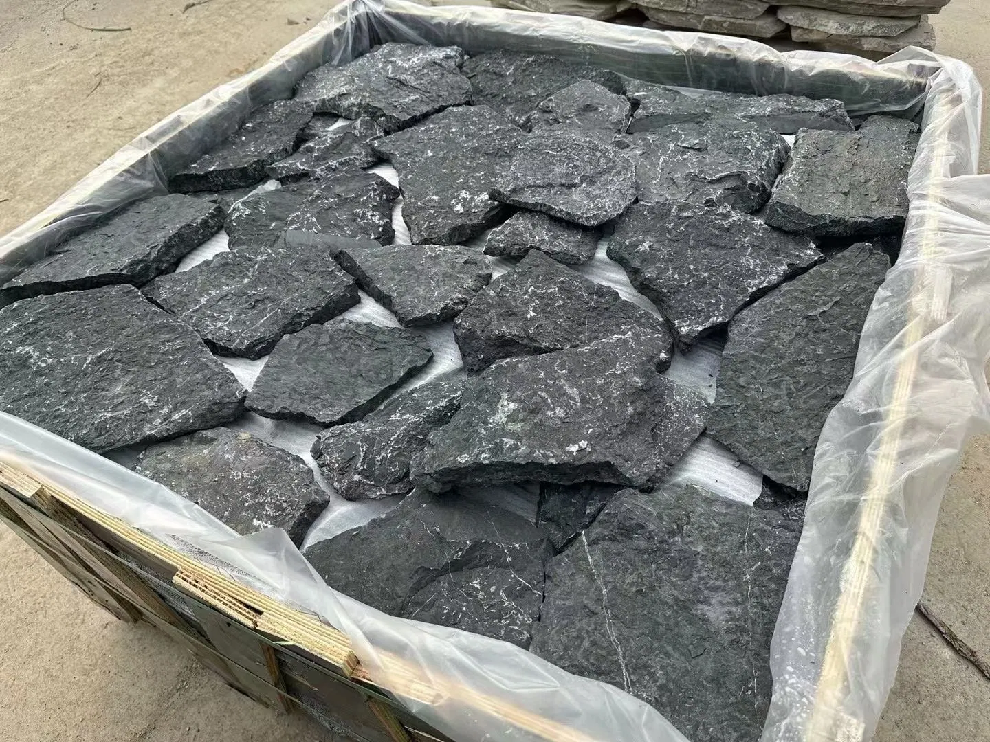 Natural split Black Slate Flagstone for external/outdoor/interior wall/fireplace/landscaping/columns decoration