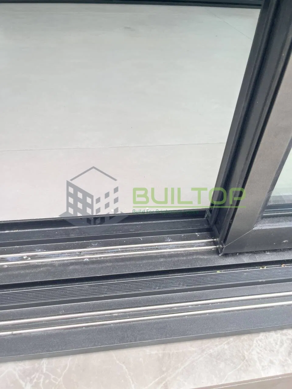 Раздвижные алюминиевые двери без рамы со стеклом и москитной сеткой