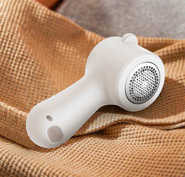 Save Portable Eco-Friendly Plastic Lint Remover Is a Multi-Functional Hair Ball Trimmer with a Concealed Sticky Shaver. Ideal for Clothes and Sweaters,