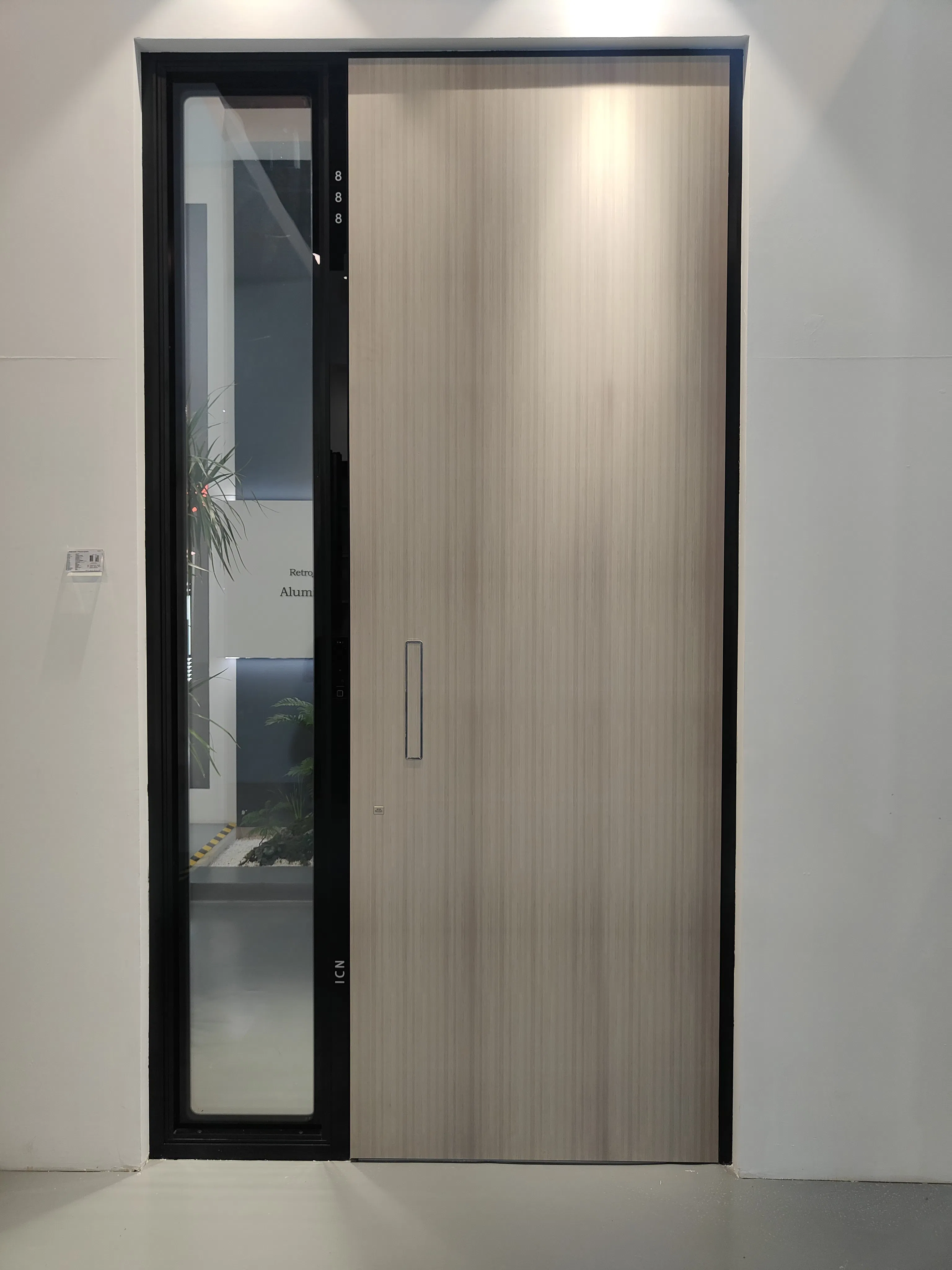 Входная металлическая дверь с золотистым стеклом