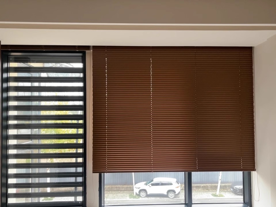 Sisheng Wood Grain Shutter by Hand Control Made of Aluminium Magnesium Alloy