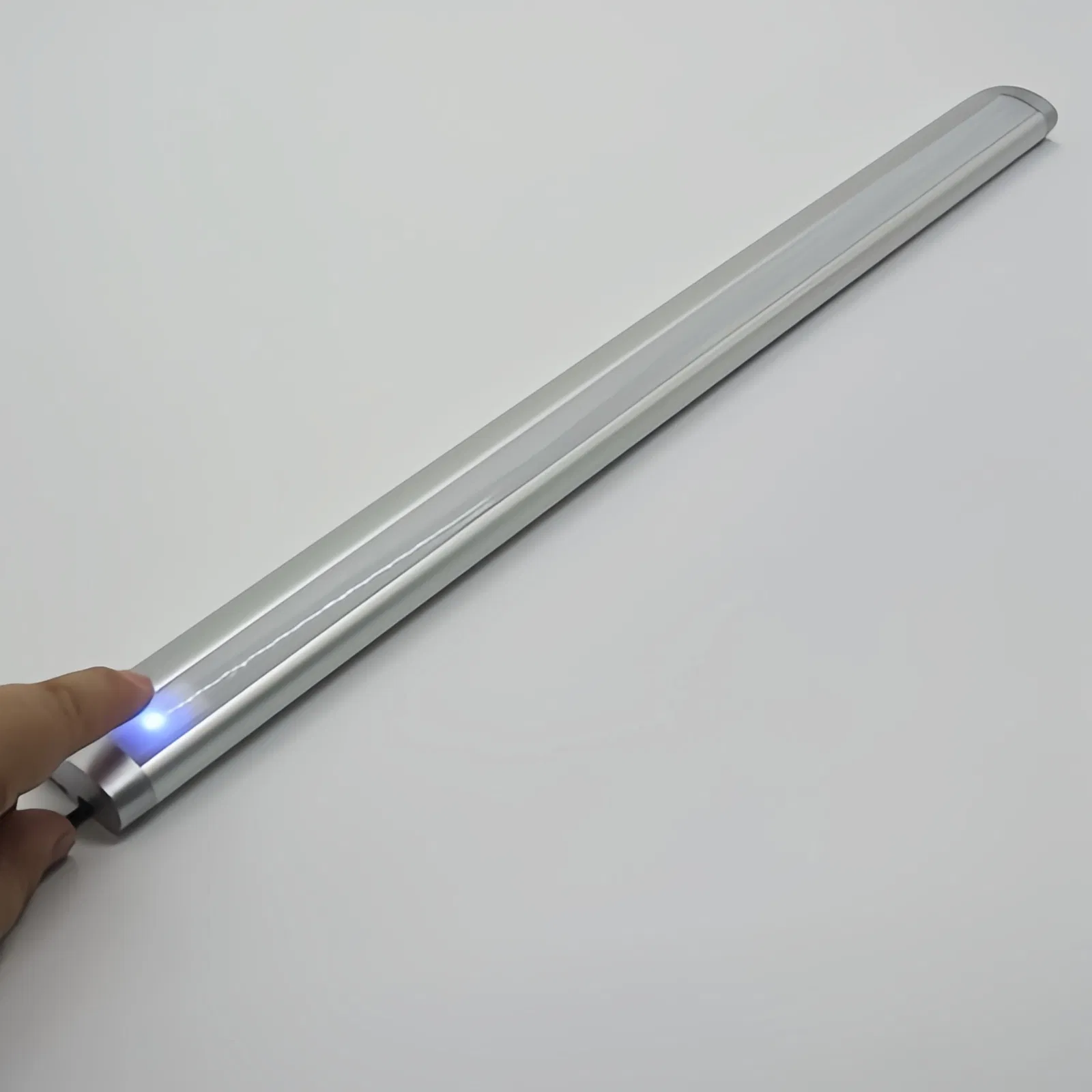 Светодиодная лента для шкафов с датчиком открытия двери