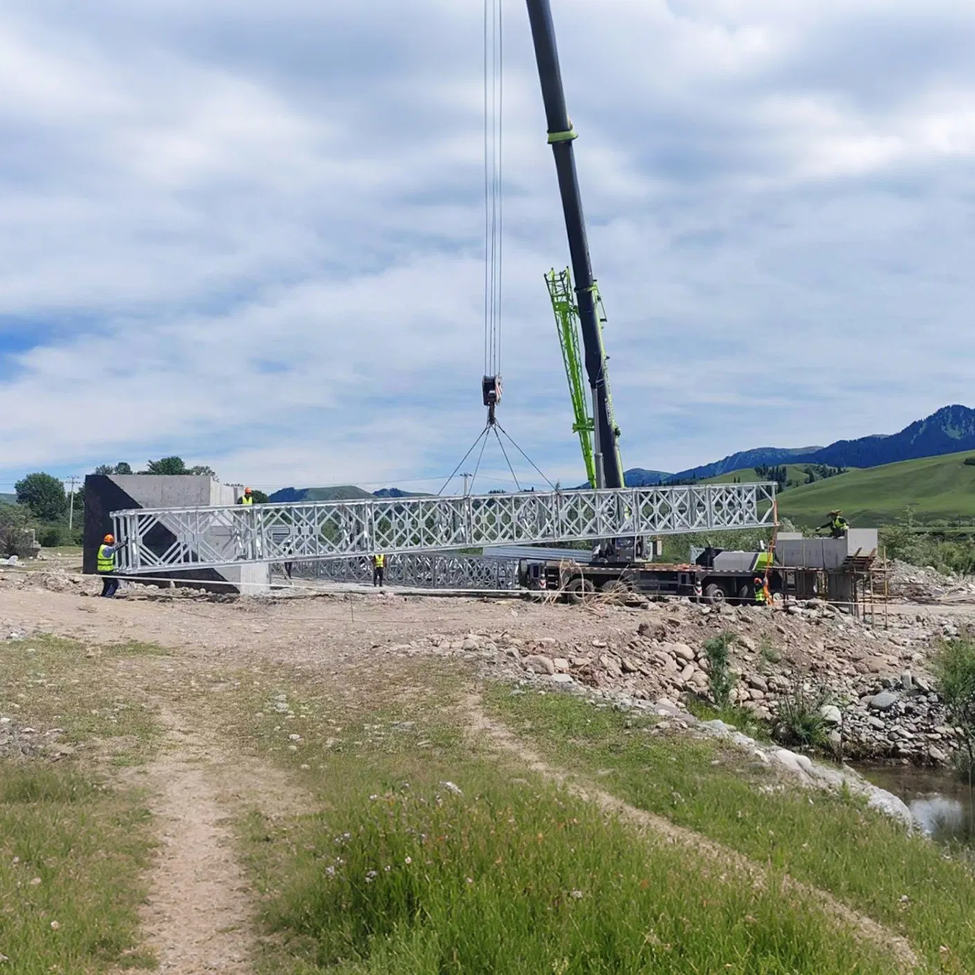 Durable Steel Truss Bridge for Heavy Load Transportation Needs