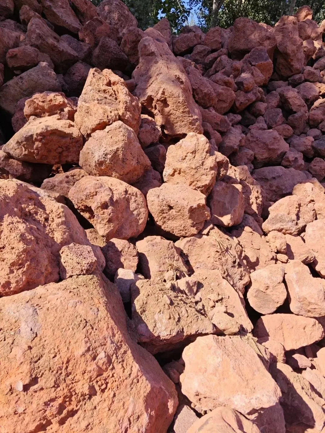 Natural Red Volcanic Basalt Lava Stone Slate Cheap Loose Stone for Pavement Roads Wall Cladding Floor Patios