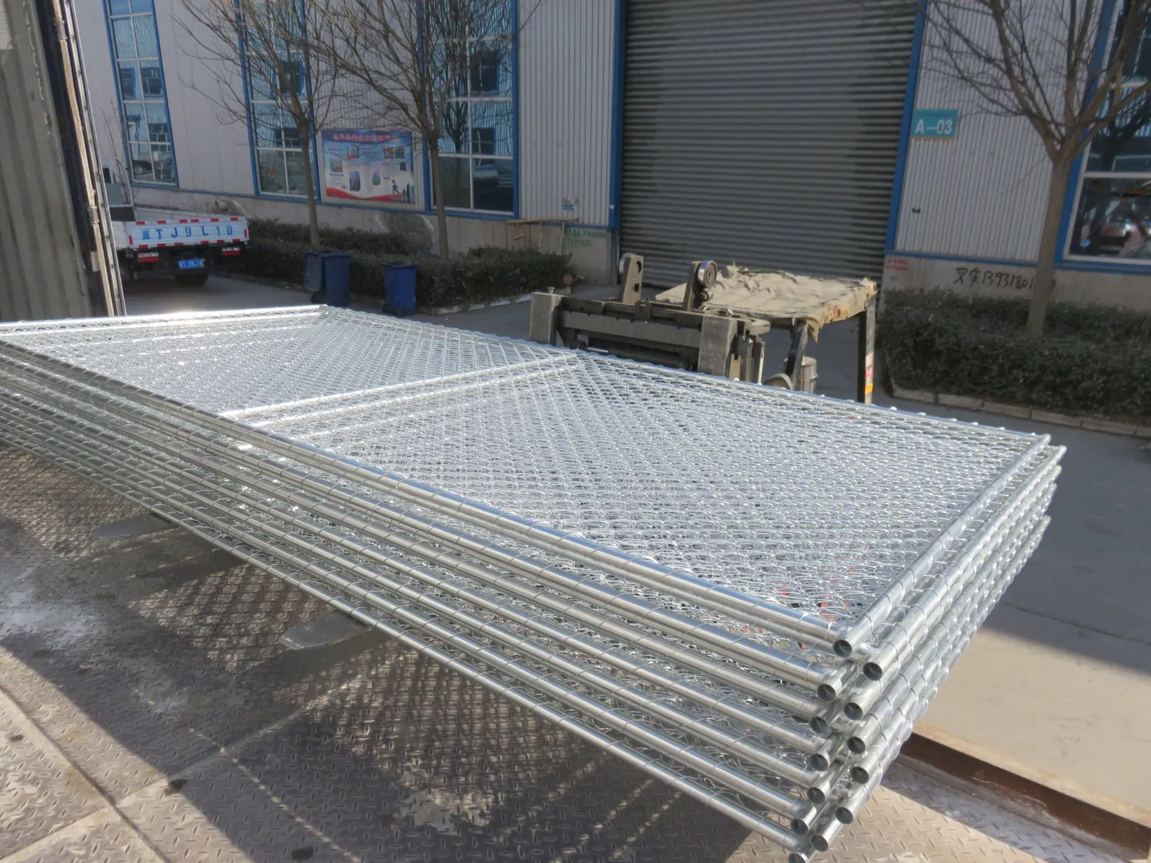 China Manufacturer 6X12FT Stainless Steel/Galvanized Construction Site Cyclone Wire Hoarding Chain Link Wire Temporary Fencing for USA