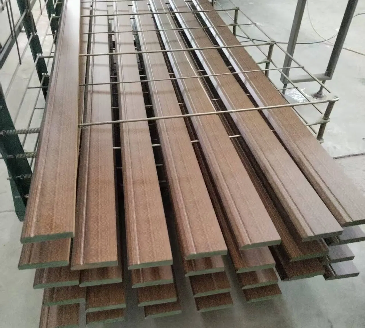 Wholesale Pine Wood Moulding MDF Baseboard for Decoration with Customizable Surface Colors