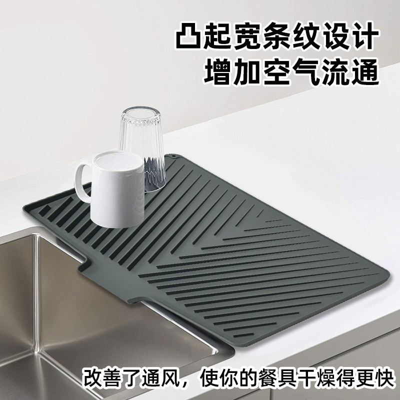 Силиконовый коврик для сушки посуды у раковины