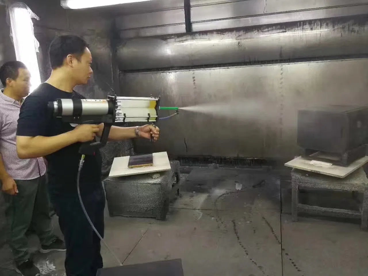 Пневматический пистолет для холодного напыления полиуретана