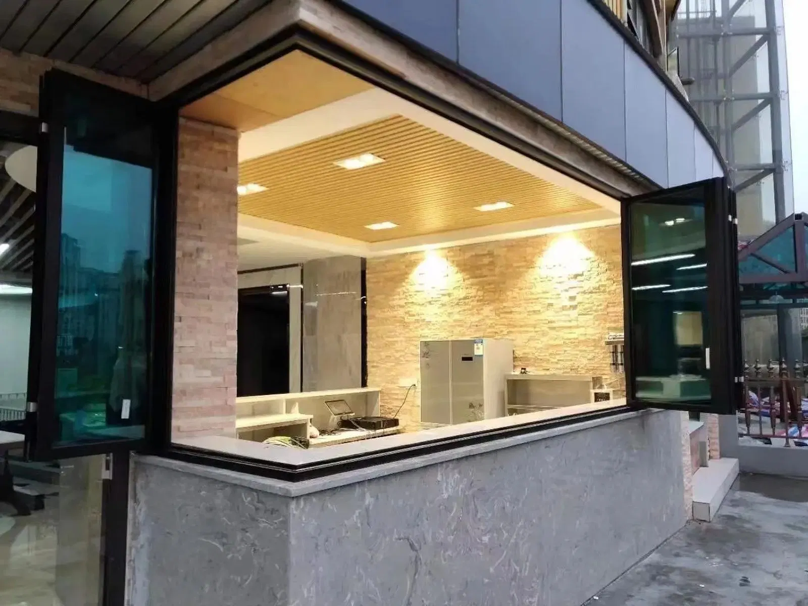 Tempered Low-E Igu Glass for Airport and Mall Projects Tempered Glass Building Glass Block Glass Block Stained Tempered Glass Float Glass Clear Glass Building