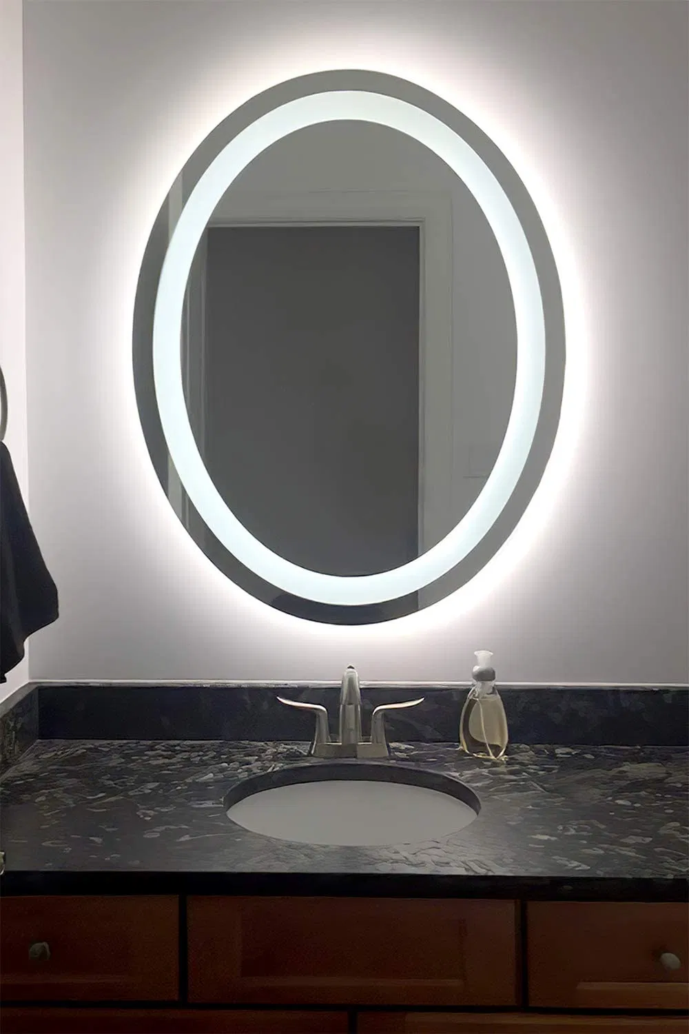 Oval Home Hotel Bathroom Decor LED Mirror Lighted Makeup Mirror Dimmable Vanity Mirror Anti-Fog Wall Mounted Mirror with Lights