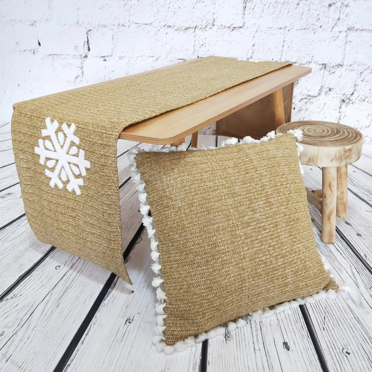Hot Sale New Design Modern Embroidery Christmas Snow Table Runner