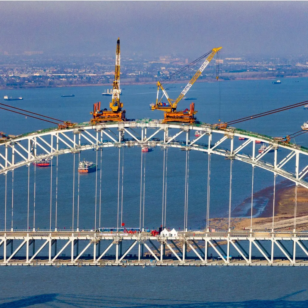 Sleek Steel Structure Bridge Design for Innovative Transportation Solutions, Leading Manufacturer of Steel Structures in China.