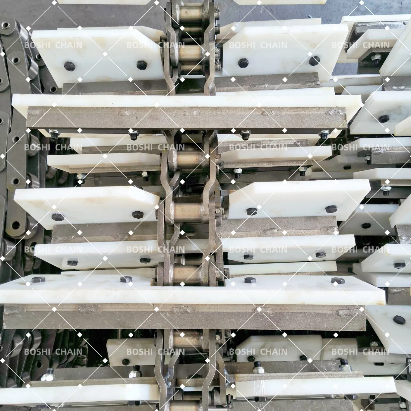 Low-Friction Welded Bent Plate Chain with Nylon Plates Reduces Noise in Warehouse Conveyors