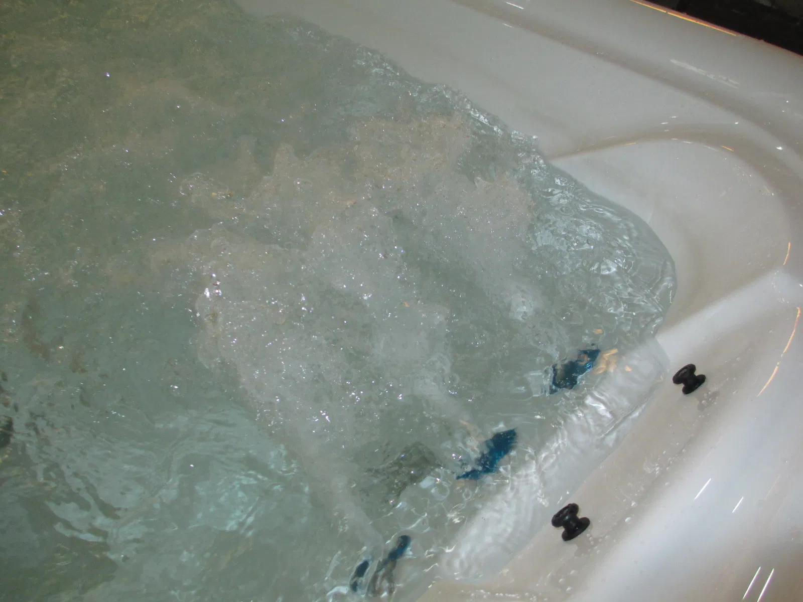 Маленькая угловая СПА ванна с гидромассажем и двумя лежаками