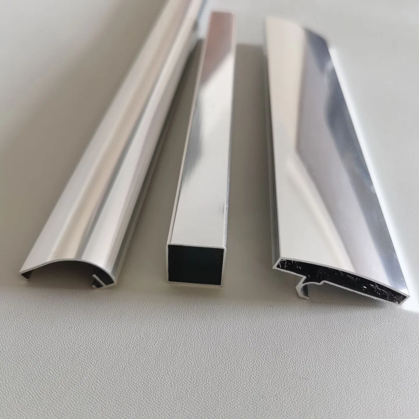 Bright Black Anodized Mirror Polishing Aluminum Profile with Finished Machining Anti Scratch