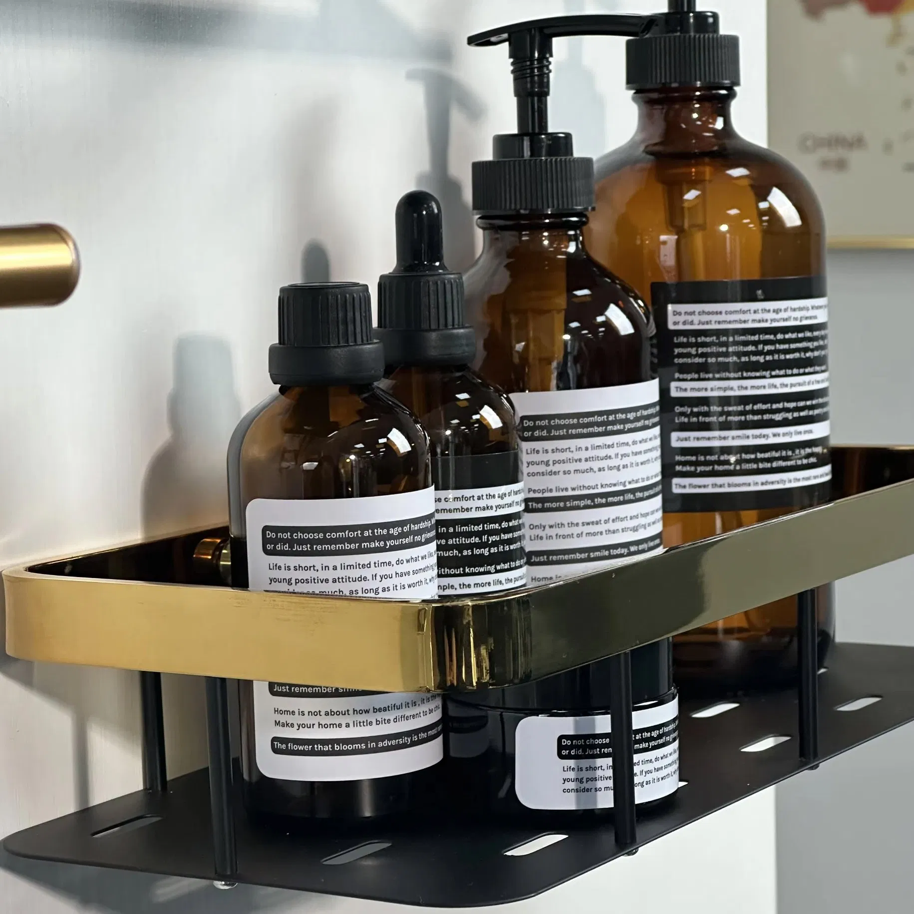 Настенная полка для ванной черно-золотая