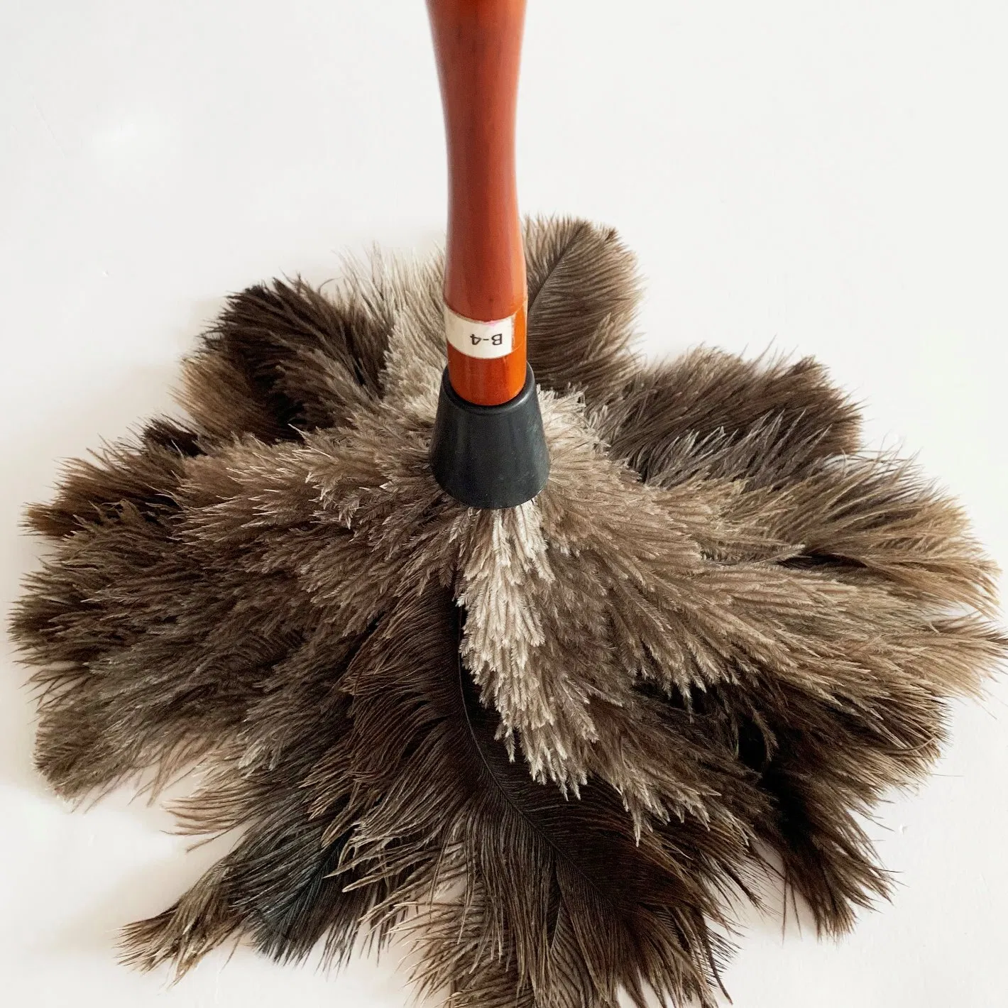 Factory Price Ostrich Feather Duster Head with Natural Finish Brown Bahandle Handle Duster for Home Office Cleaning