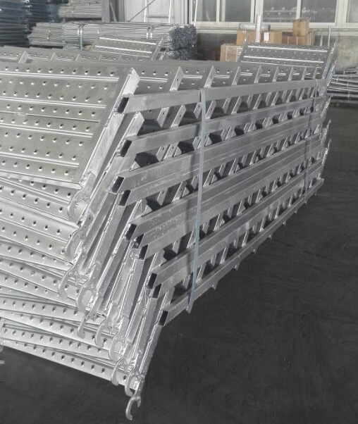 Q195 590mm 610mm Factory Price Pre Galvanized Scaffolding Step Ladder Scaffolding Staircase with Handrail
