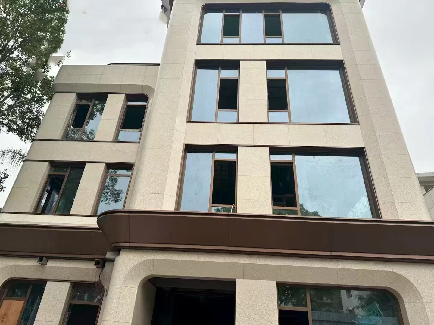 Eco-Friendly Engineered Marble Tiles for Sustainable Hotel Renovations