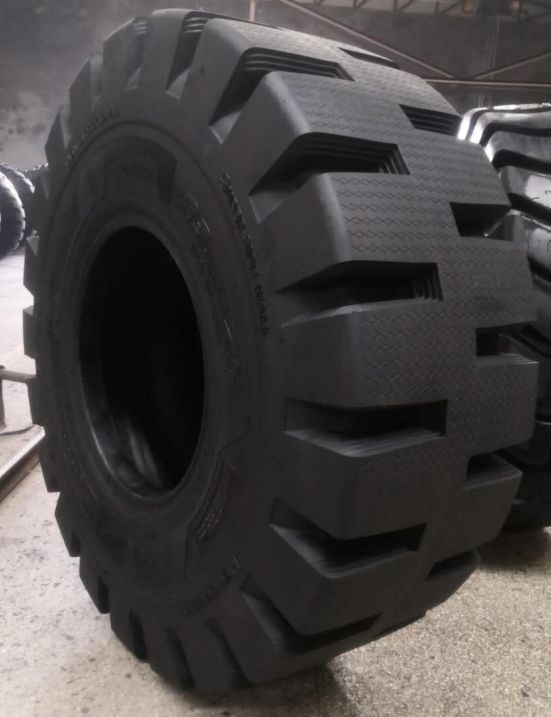 Шина колеса ведущего моста сельскохозяйственного трактора 12.4-24