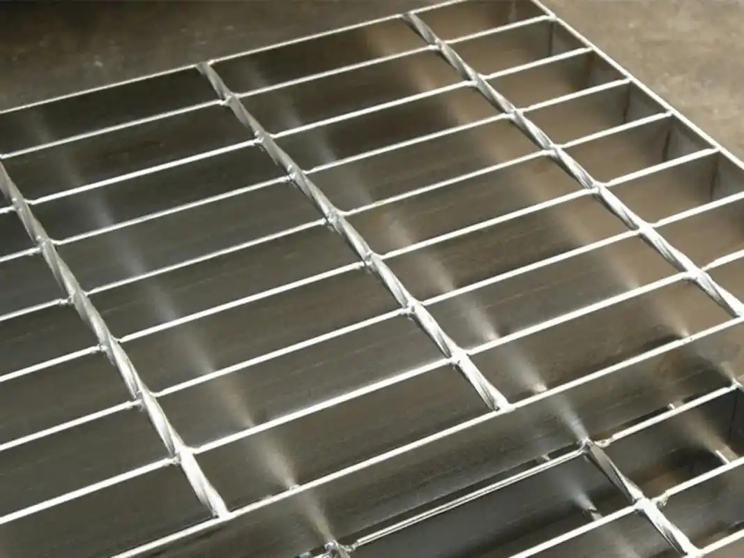 Durable Low Carbon Steel Grating for Industrial Flooring Solutions