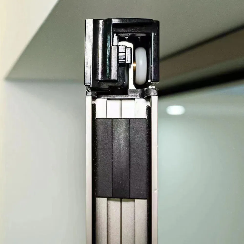 Раздвижная стеклянная дверь в стиле амбарной с верхней фурнитурой