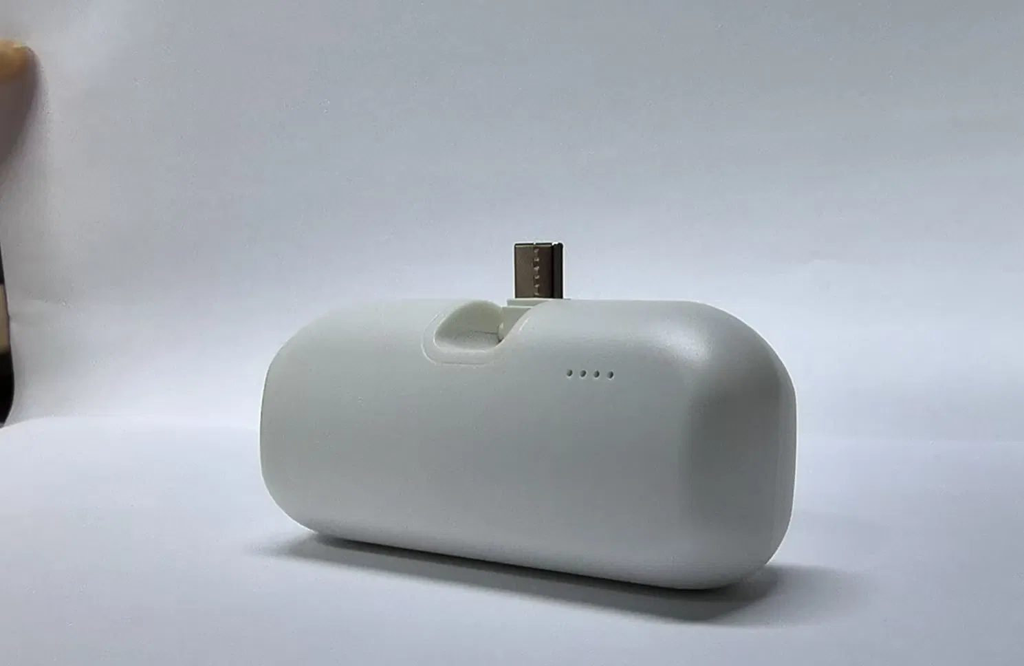 Trending Products 2025 Pocket Size Round Lipstick Design Mini 4000mAh Capsule Power Bank Built-in Foldable Type-C Mini Powerbank