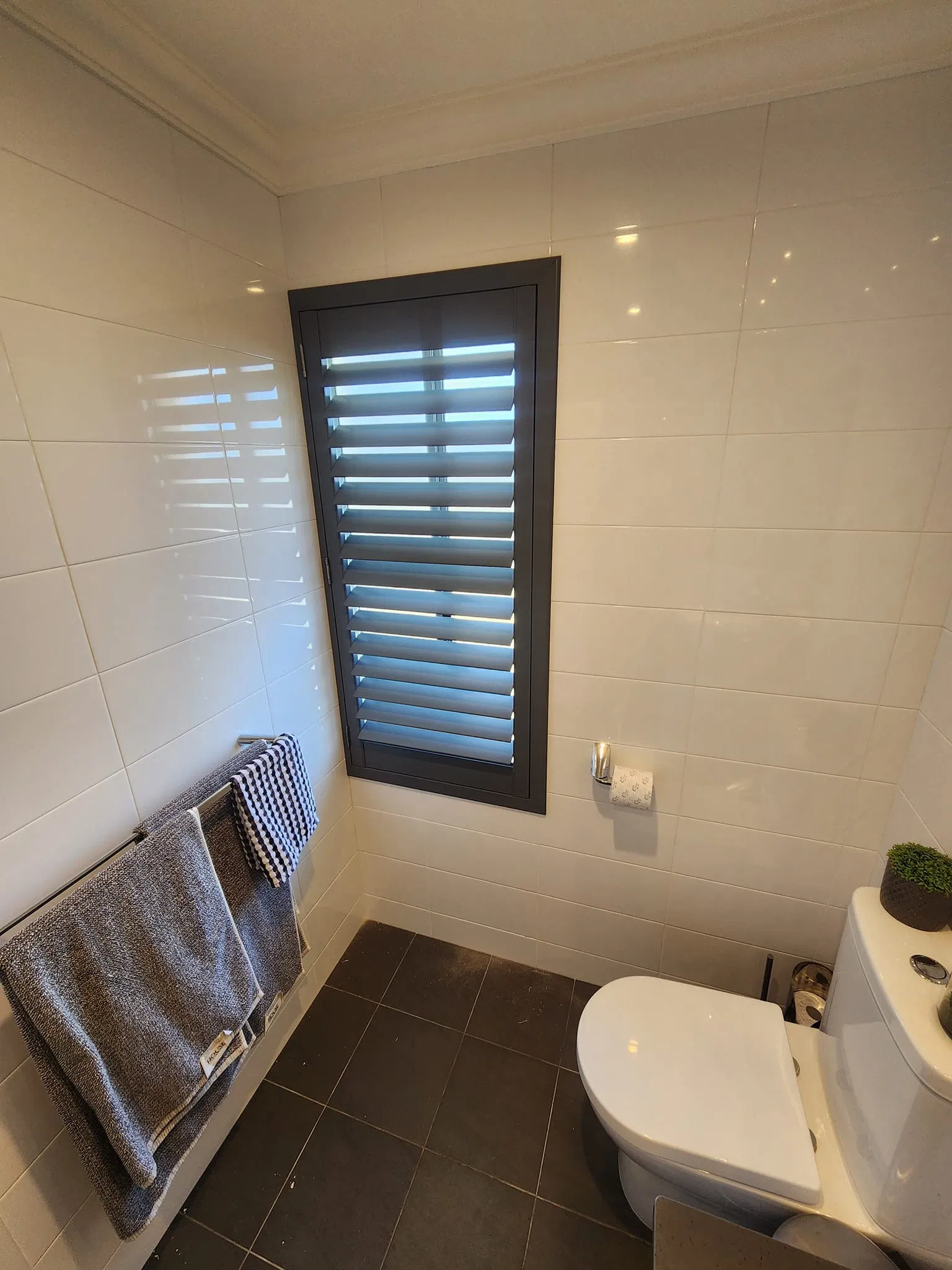 Home Decoration Elegant Style PVC Plantation Shutter/Window Shutters with Slat Style