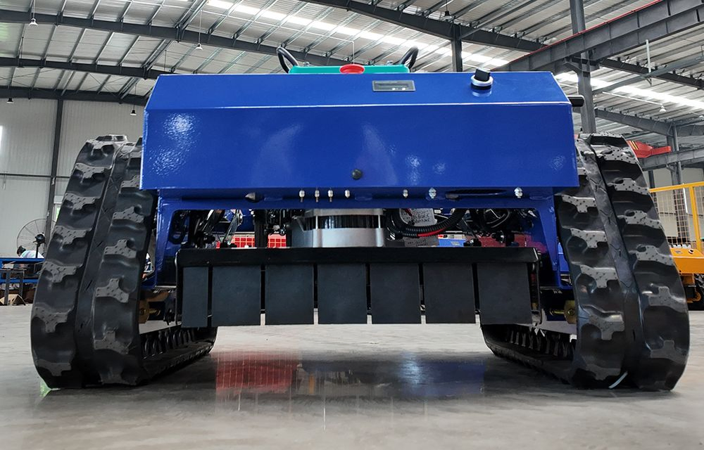 Робот-газонокосилка с дистанционным управлением и нулевым радиусом