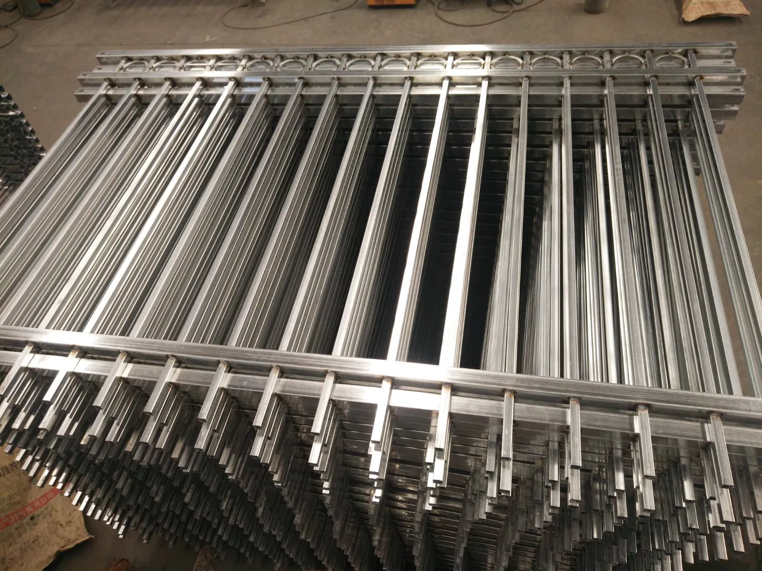 Modern Metal Garden Fence Galvanized Picket Wrought Iron Fence Panels for Sale