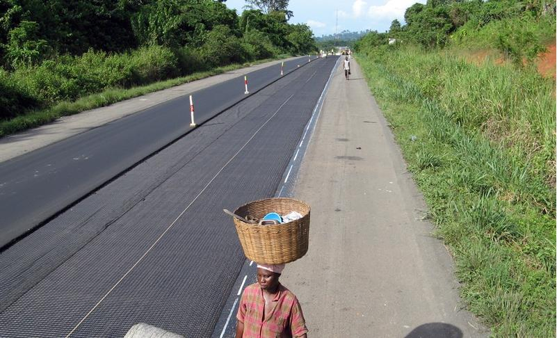 Customized Black 80kn 100kn Asphalt Road Glass Bidirectional Fiber Geogrid for High-Quality Slope Protection Roadbed Reinforcement