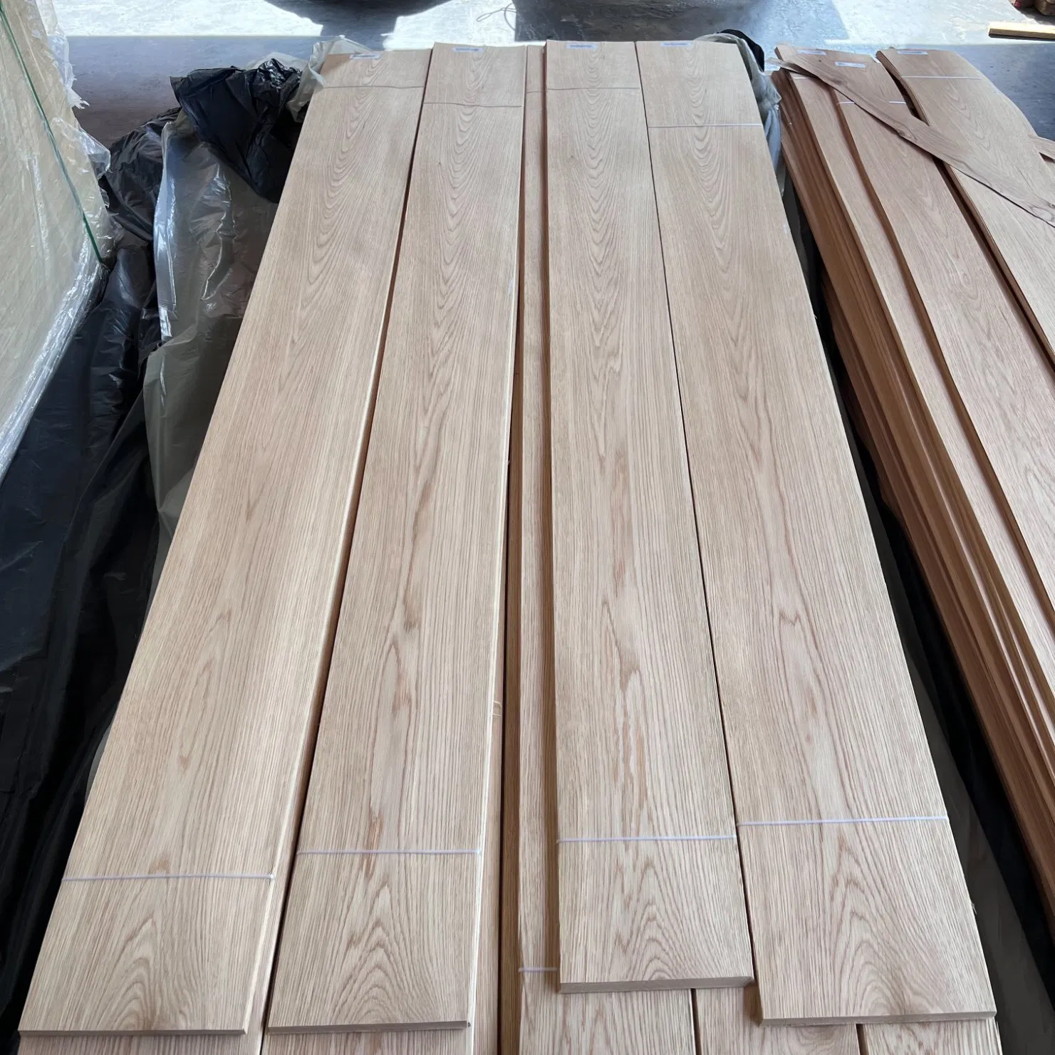Natural White Oak Veneer Thickness of 0.5mm Is Suitable for Decorating The Surface of Furniture