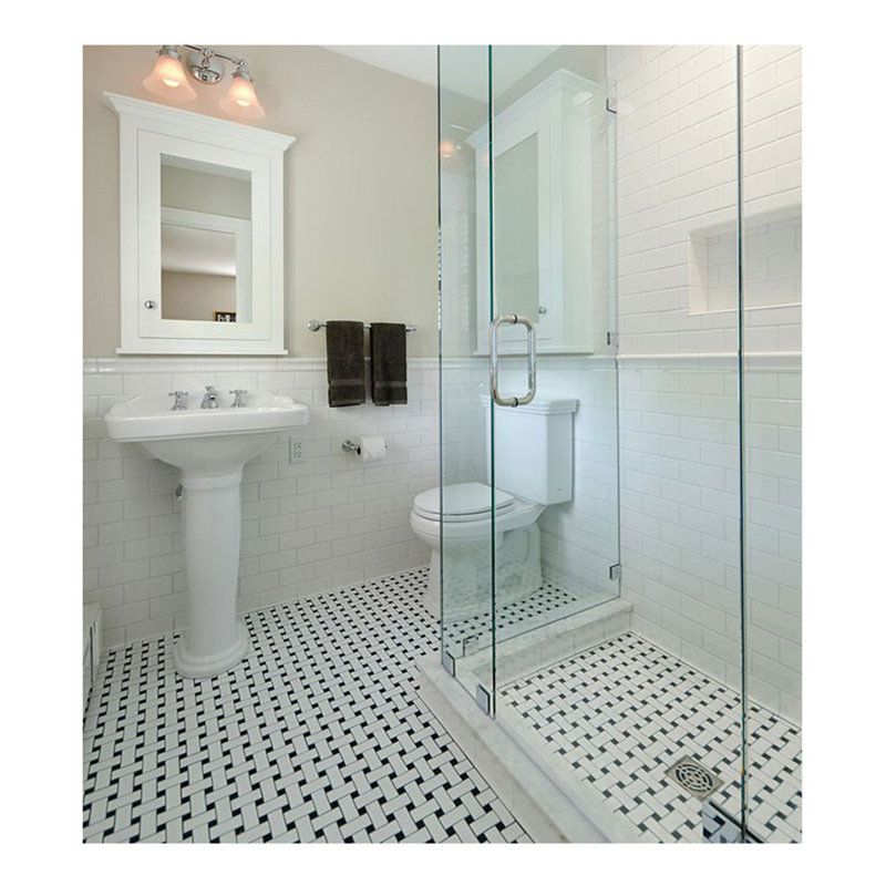 Черно-белая мозаичная плитка для ванной в винтажном стиле
