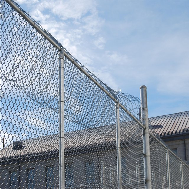 5 Foot Chain Link Fence in Backyards Black Chain Link Diamond Wire Mesh Fence