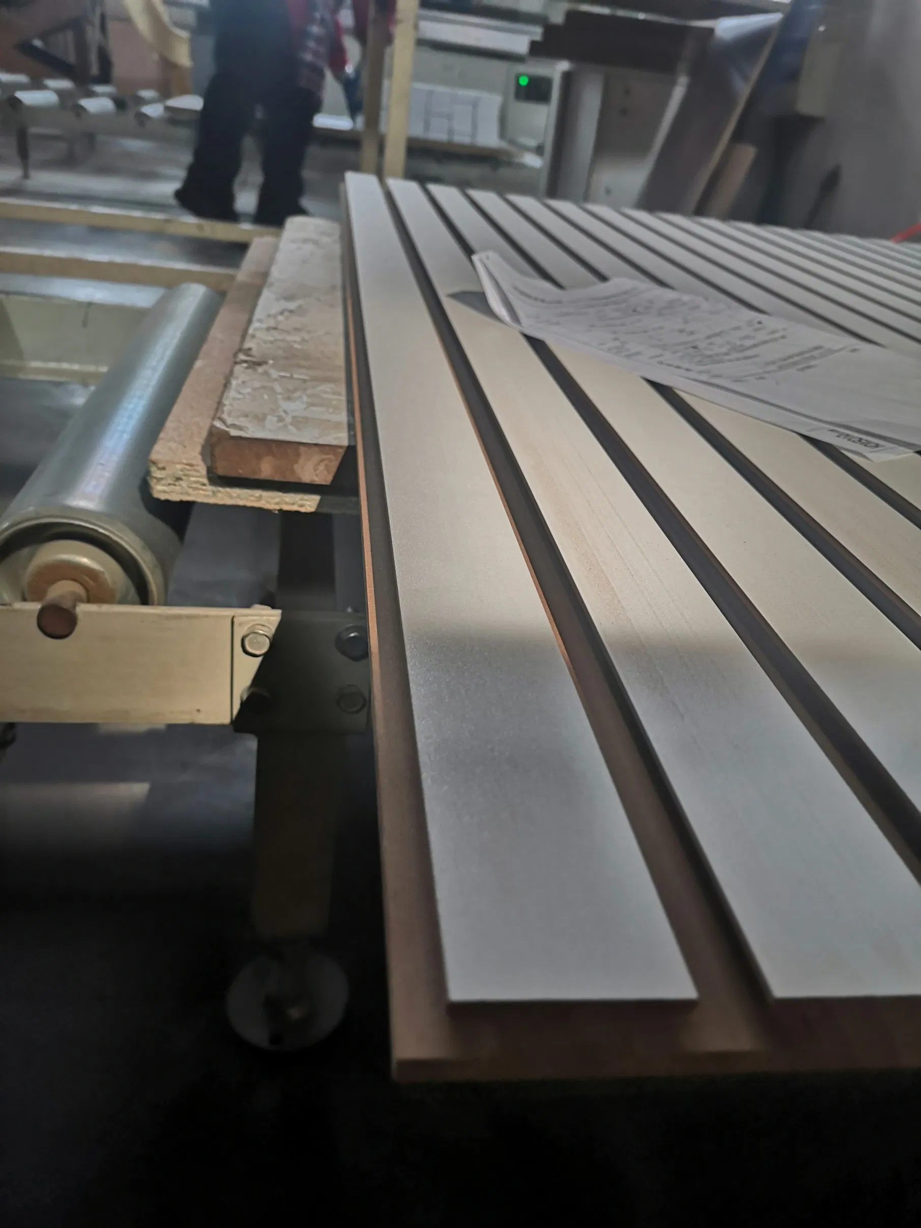 Melamine Faced MDF Slatwall Display for Shopfitting & Store Fixture Slatwall