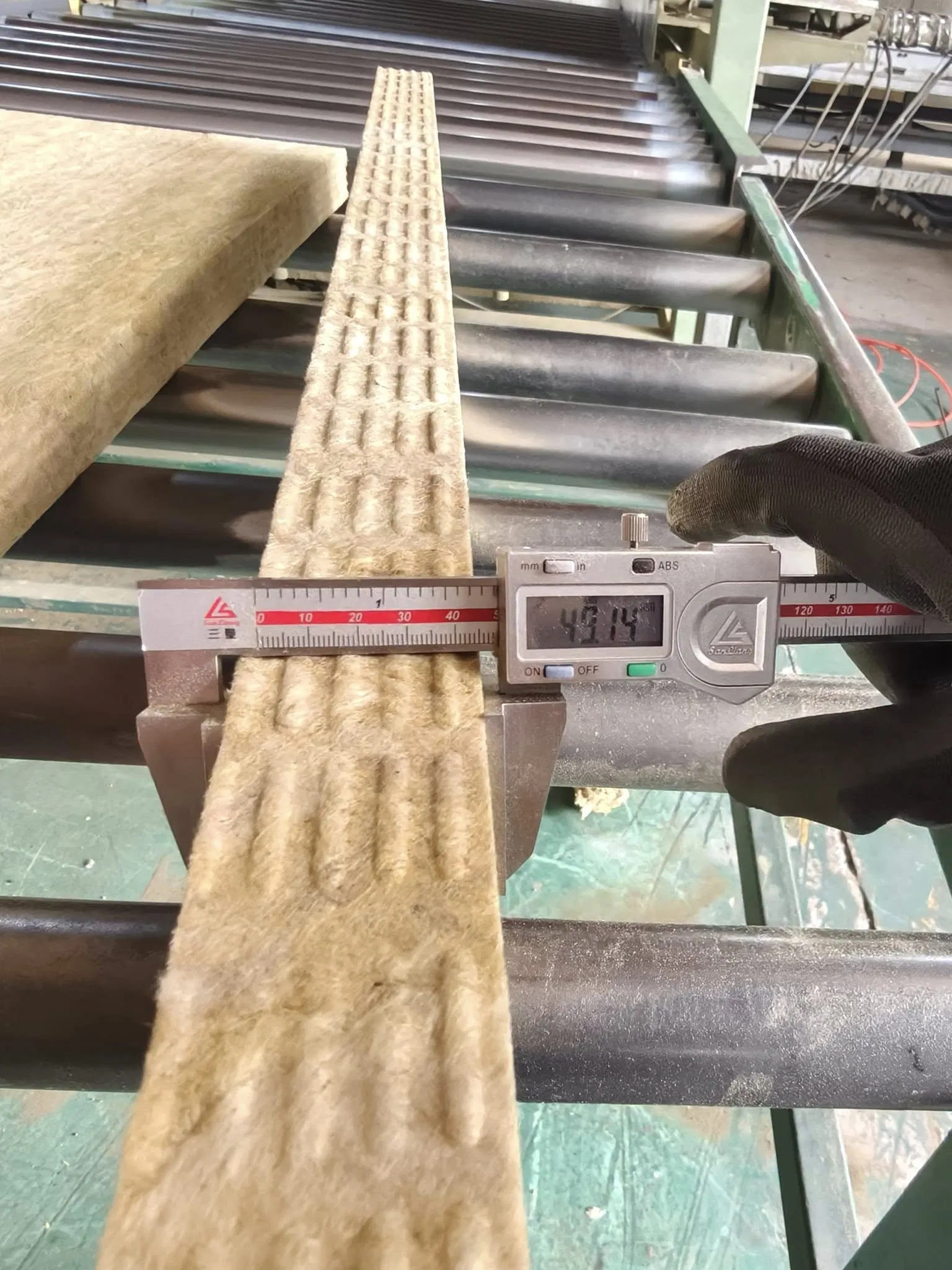 70kg/M³ 80kg/M3 90kg/M3 100kg/3 Insulation Materials Solid Acoustic Rock Wool Insulation for Hotel and Industrial Rock Wool Board Strip