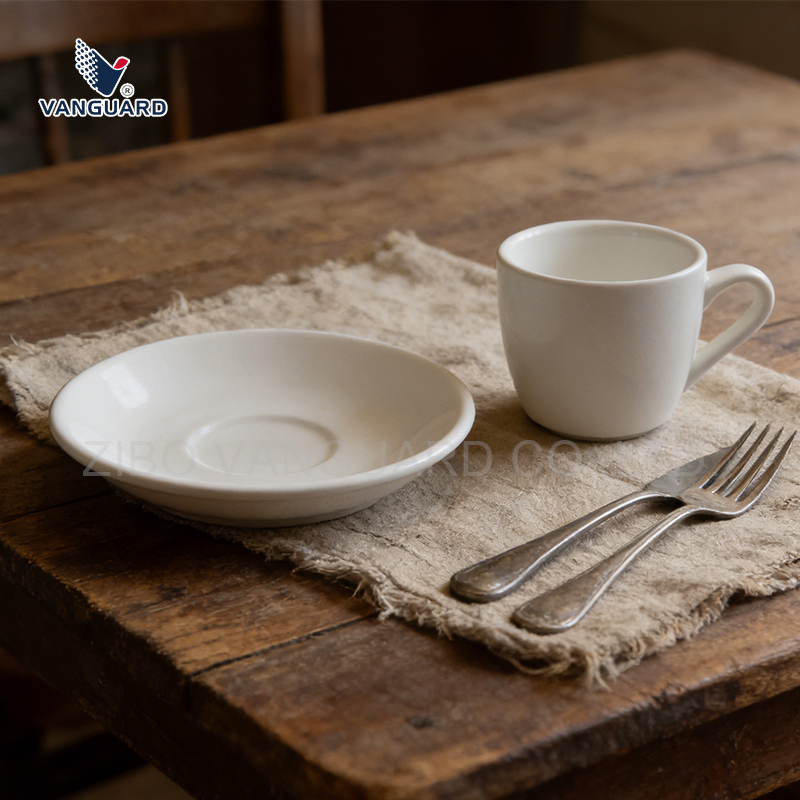 Фарфоровая чашка для кофе с блюдцем, белая