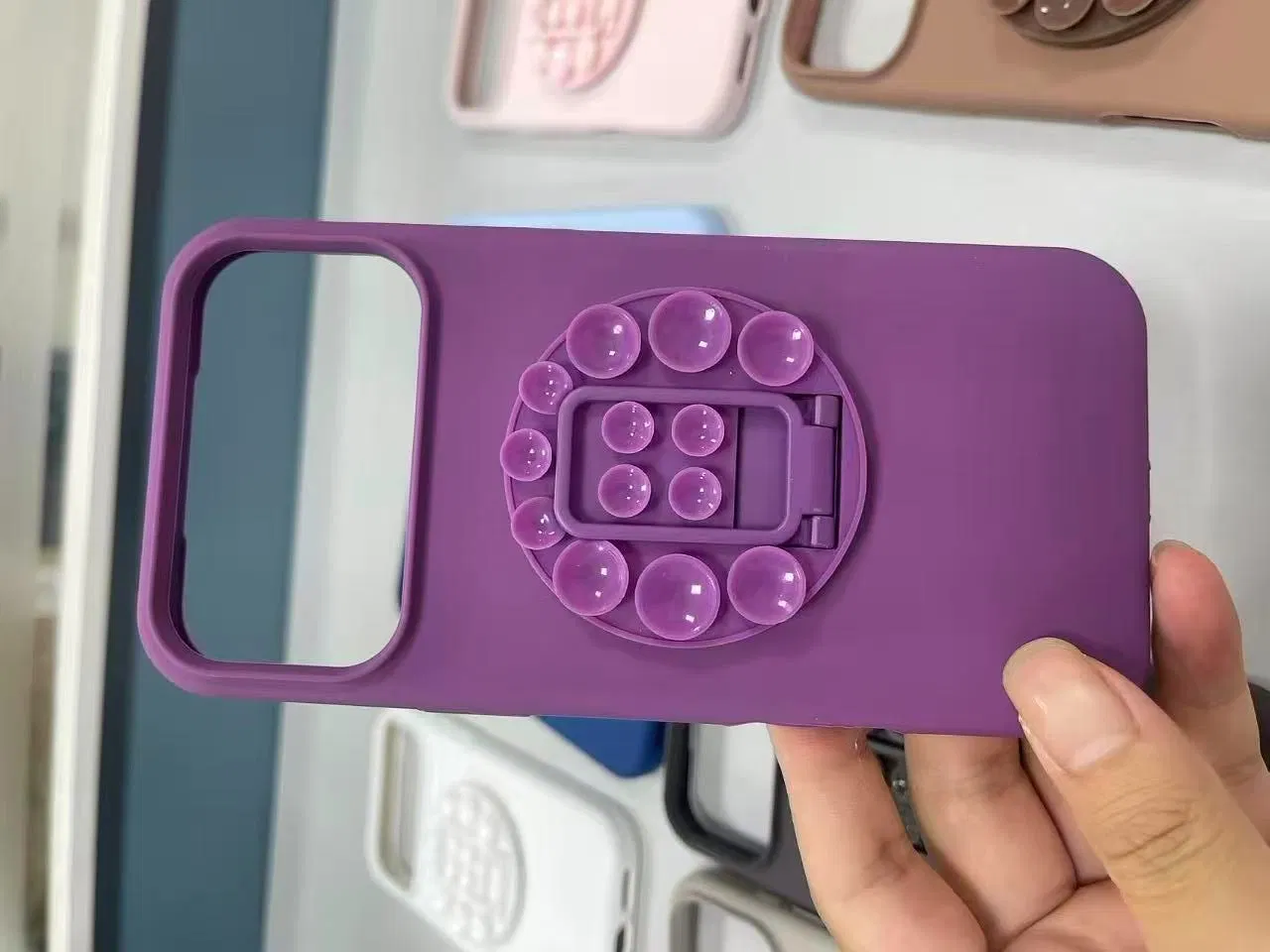 Чехол для iPhone 17 Pro/Max с металлической подставкой
