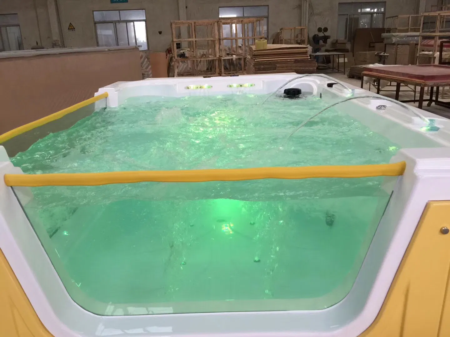 Детский бассейн с подсветкой и фонтанами