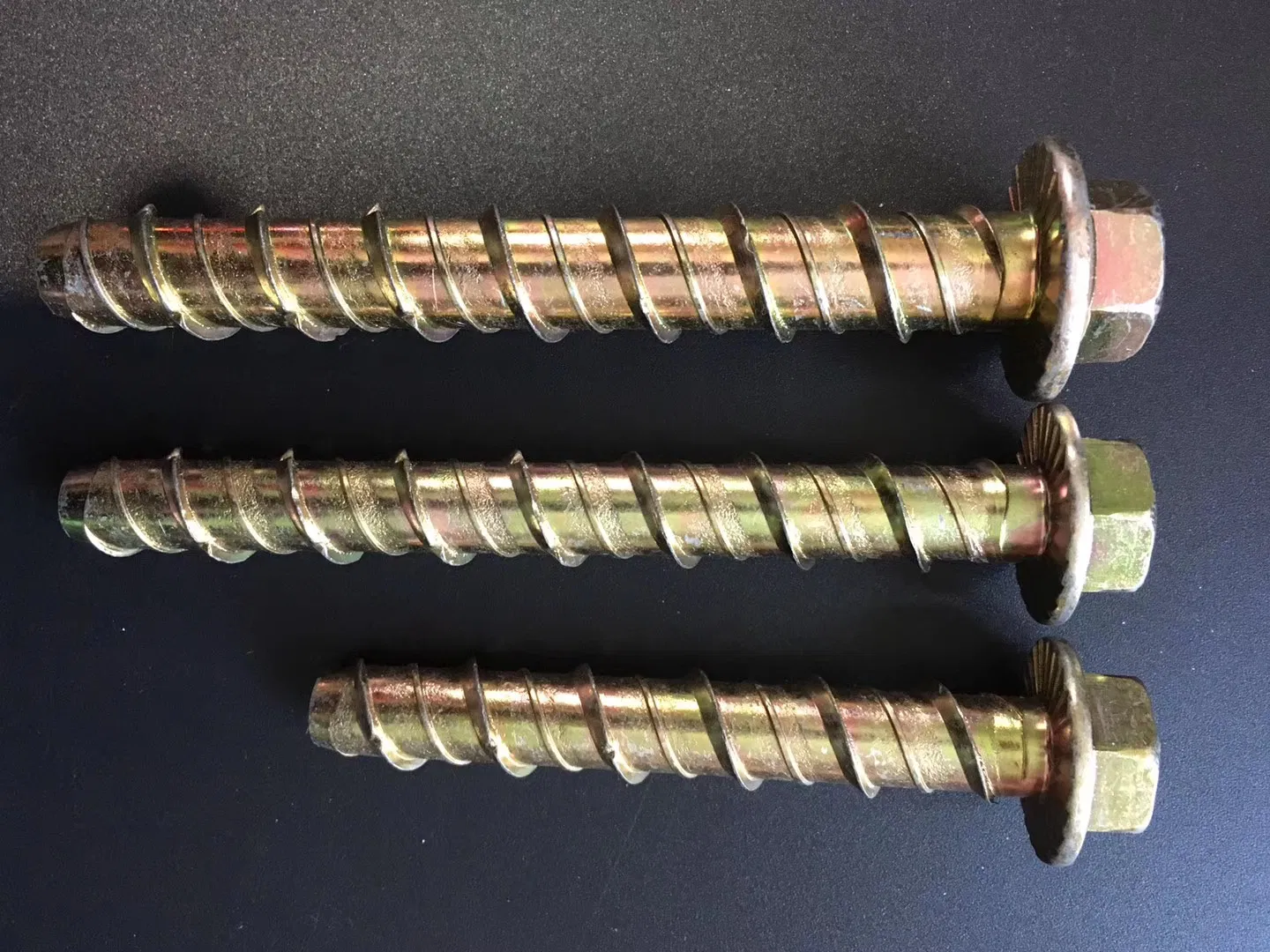 Анкерный болт для бетона с полной резьбой