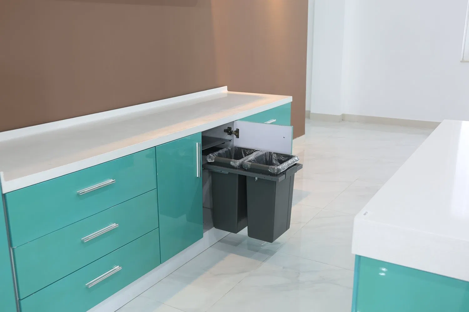 Встроенная выдвижная урна для кухни Tekey